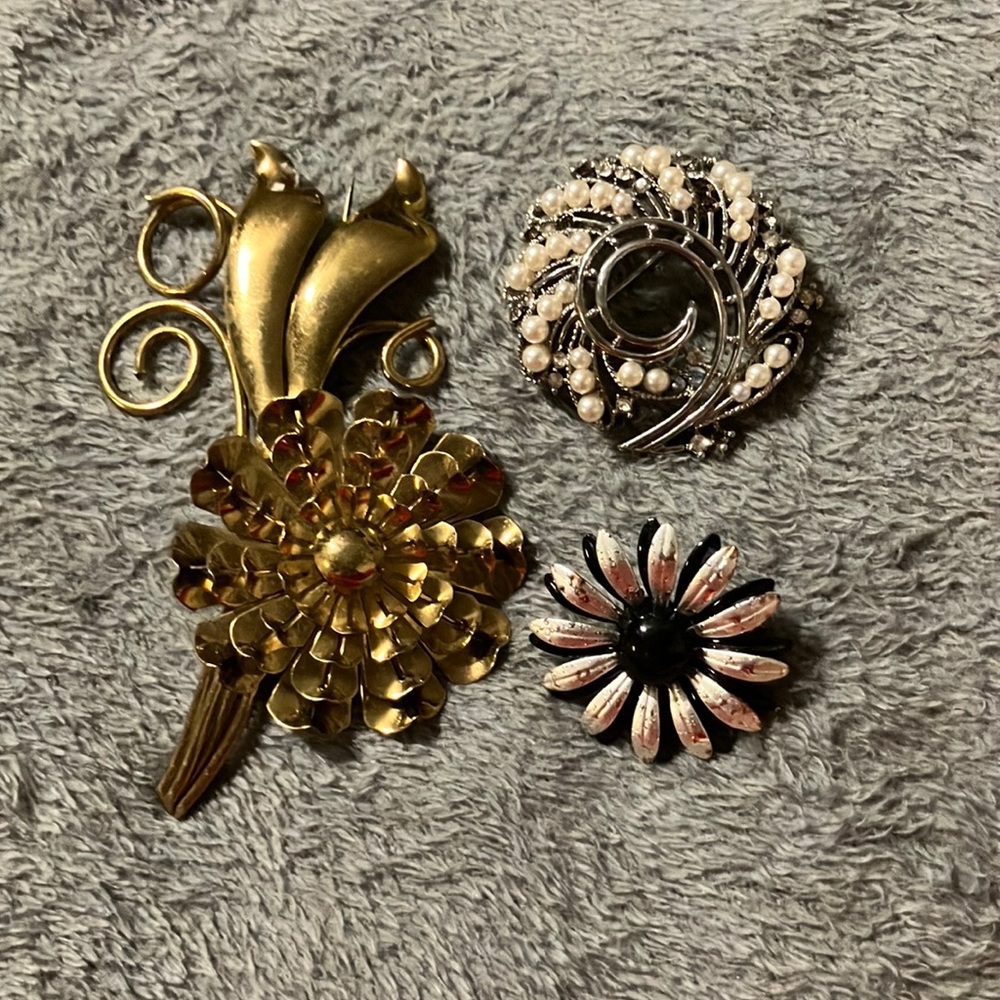 Chic Metallic‎ Floral Brooch